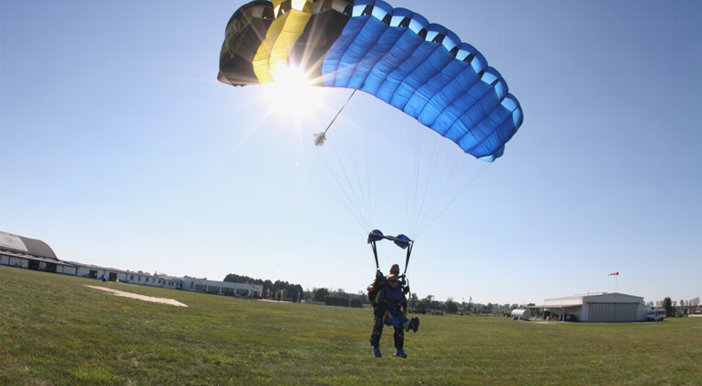 Lądowanie spadochronem po skoku w SkyDive Wrocław