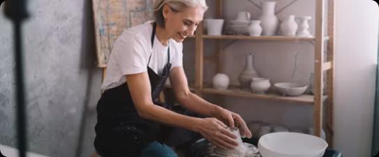 kobieta przygotowuje ciasto