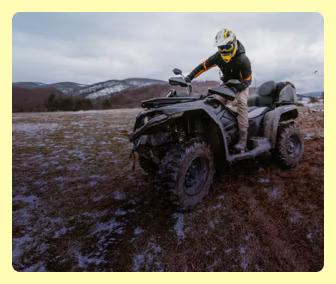 człowiek na quadzie