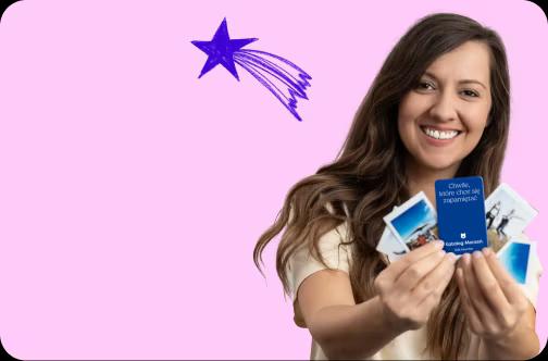 uśmiechnięta kobieta trzyma voucher