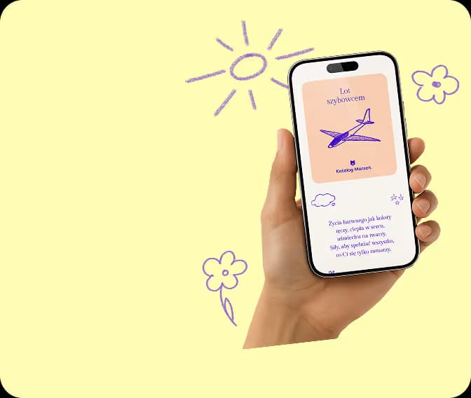 uśmiechnięta kobieta z zamkniętymi oczami