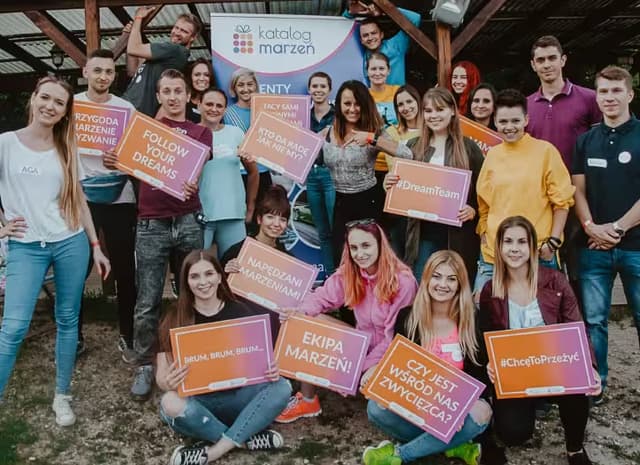uśmiechnięci ludzie na finale akcji chcę to przeżyć