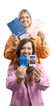 Osoby trzymające voucher Katalog Marzeń