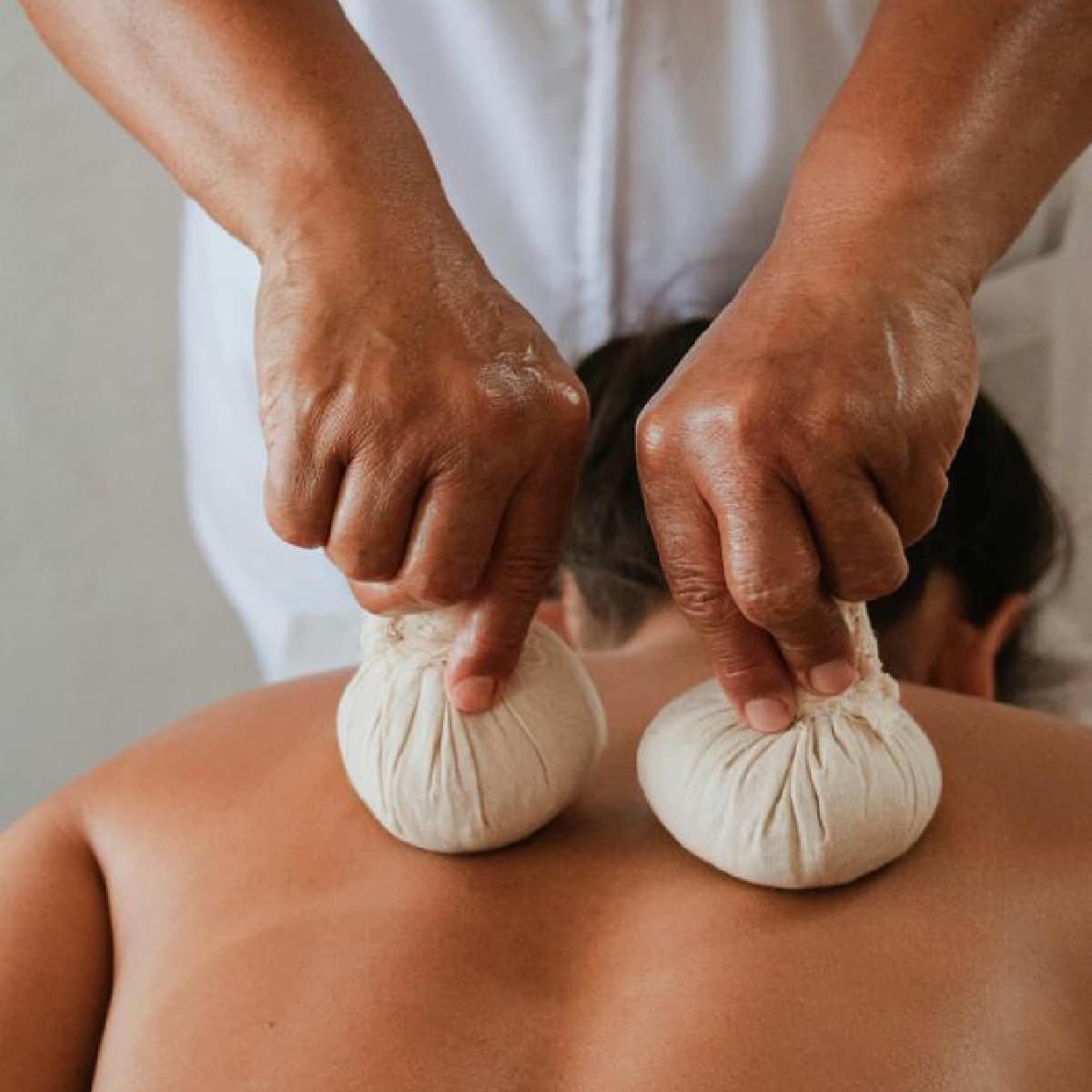 Masaż stemplami ziołowymi (plecy) | Warszawa | Aroma Studio