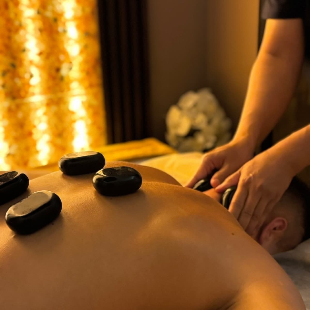 Masaż gorącymi kamieniami