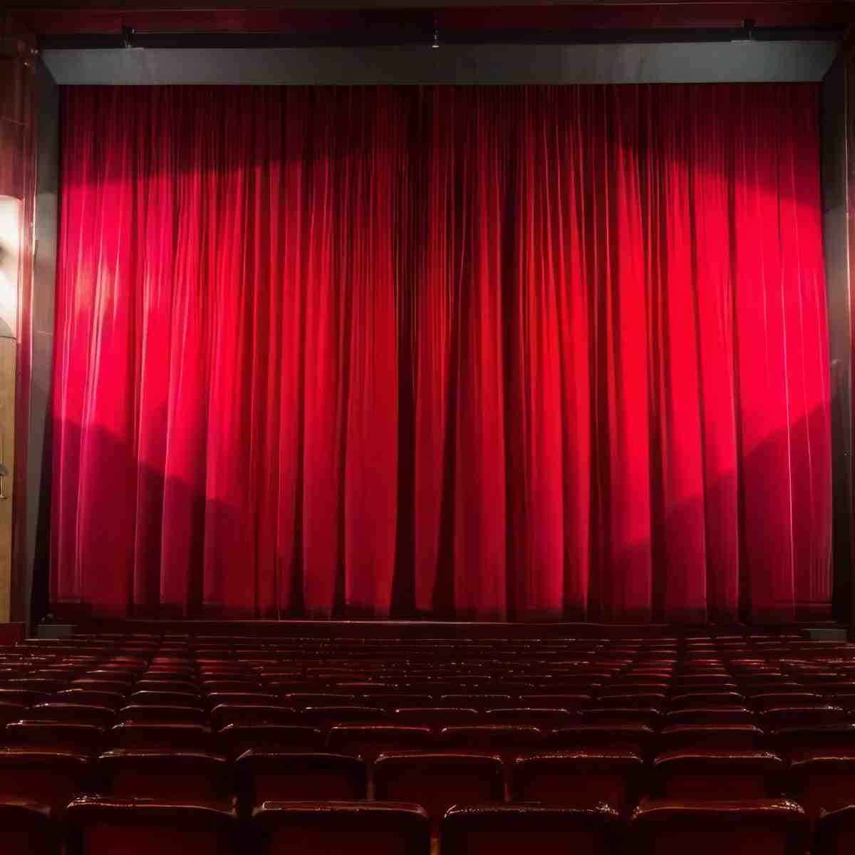 Wieczór w teatrze | Wiele lokalizacji