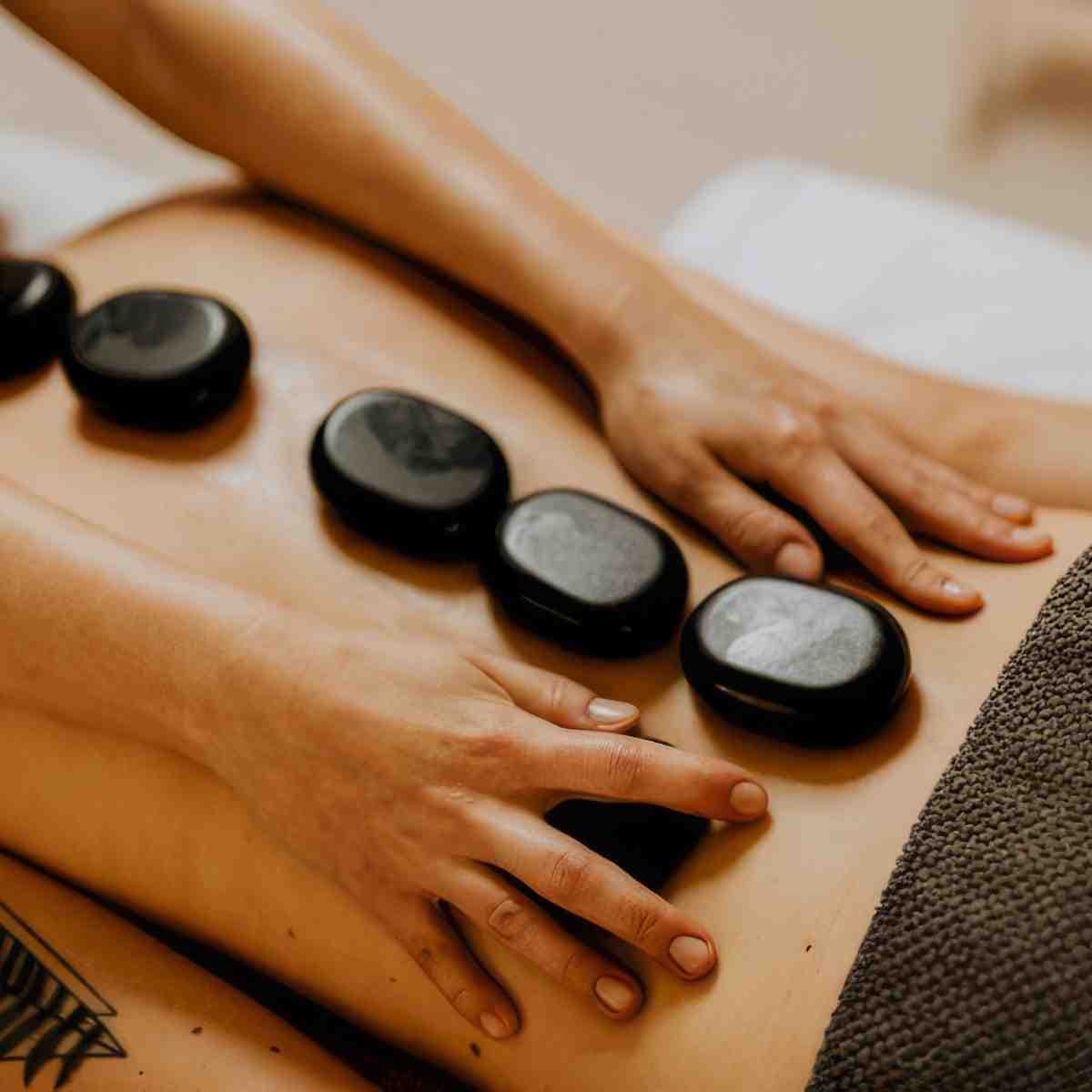 Masaż gorącymi kamieniami | Warszawa (Mokotów) | Amanoi SPA