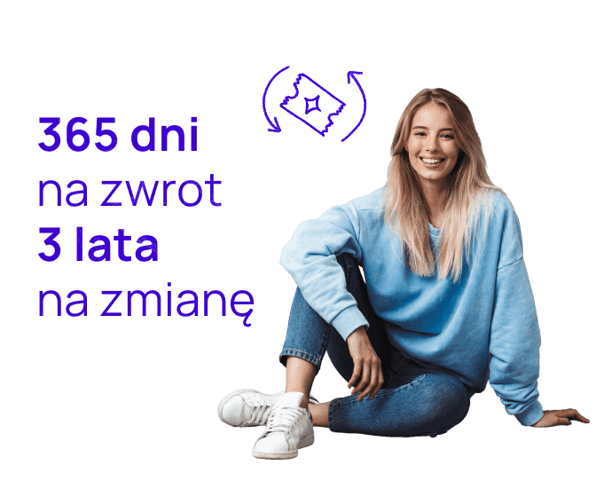 uśmiechnięta kobieta siedząca na podłodze