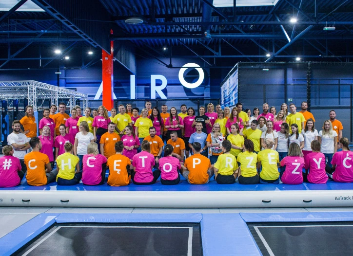 duża grupa osób w kolorowych koszulkach