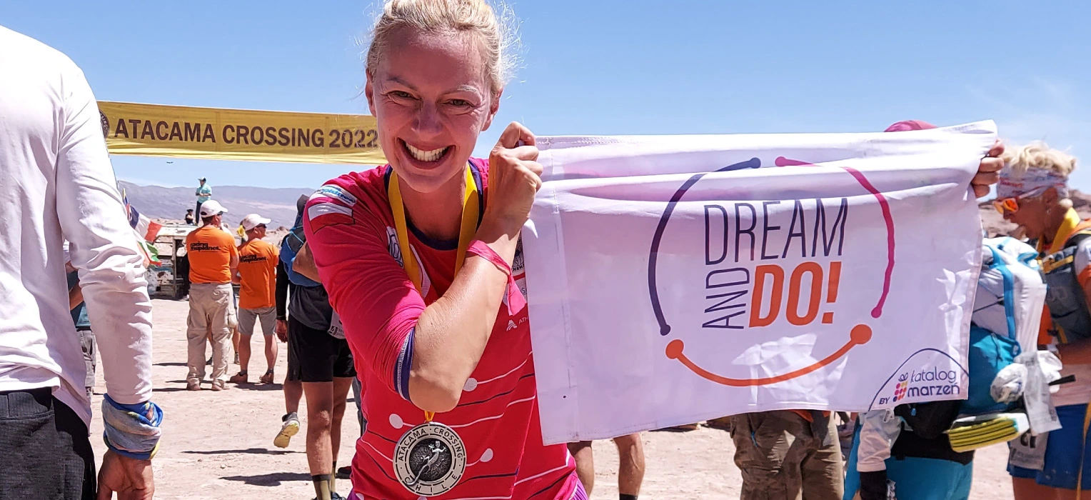 nurek pod wodą trzyma flagę dream and do