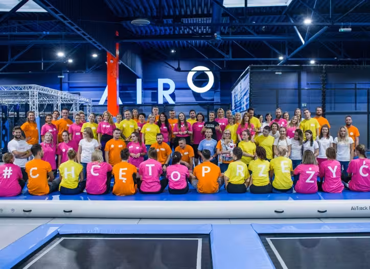 duża grupa osób w kolorowych koszulkach