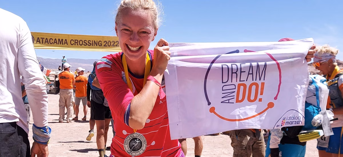 nurek pod wodą trzyma flagę dream and do