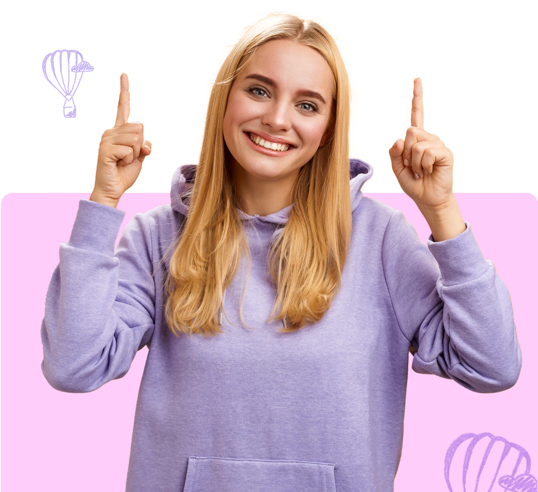 Uśmiechnięta kobieta wskazująca na coś na górze