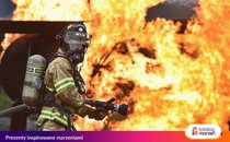 Strażak podczas gaszenia pożaru. Strażak podczas gaszenia pożaru.