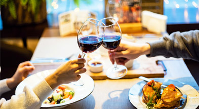 Romantyczna Kolacja w Restauracji przy Lampce Wina
