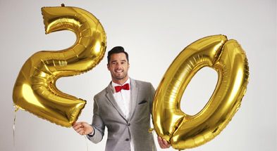 Uśmiechnięty Mężczyzna z Balonami na 20 Urodziny