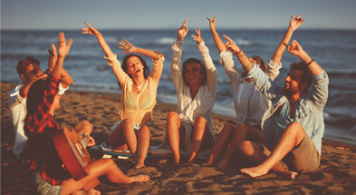 Grupa Przyjaciół podczas Zabawy na Plaży - Prezent dla Przyjaciół