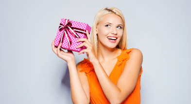 Zaskoczona kobieta trzyma nietypowy prezent