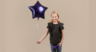 Prezent dla dziecka, dziecko trzyma balon z prezentem