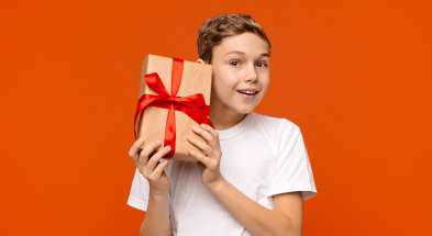 Chłopiec trzymający prezent