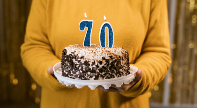 Tort ze świeczkami w kształcie liczby 70