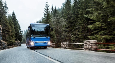 Autobus jedzie asfaltową drogą