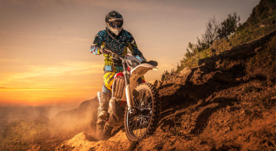 Lekcja motocross - Mężczyzna na motocyklu