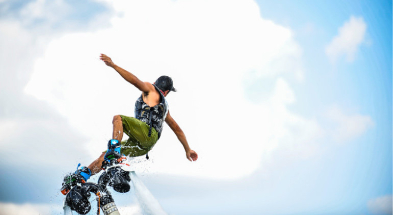 Mężczyzna na Flyboard podczas Akrobacji