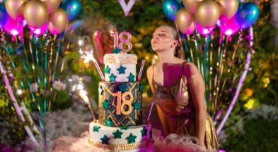Dziewczyna świętuje 18 urodziny