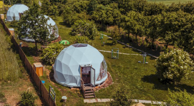 Glamping w Stacji Zieleniec w Nałęczowie