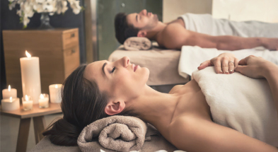 Młoda Para Błogo Relaksuje się w Spa podczas Masażu