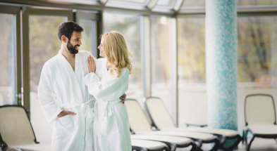 para w spa w ręcznikach hotelowych