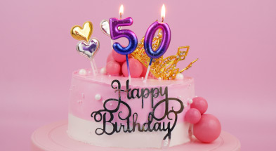 Tort na 50 urodziny z napisem Happy Birthday