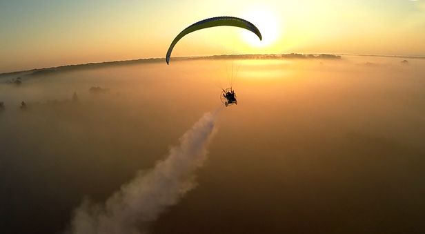 Lot motoparalotnią o zachodzie słońca nad Krakowem