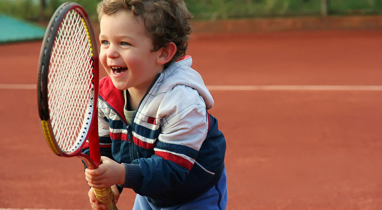 Rodzinna nauka gry w tenisa