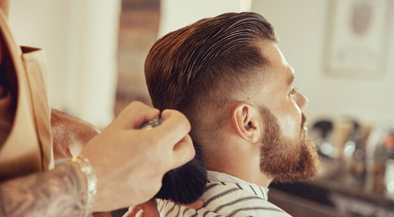 Profesjonalny Barber Podczas Męskiego Strzyżenia