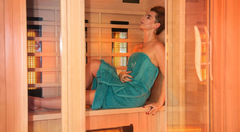 Kobieta w saunie w niebieskim ręczniku