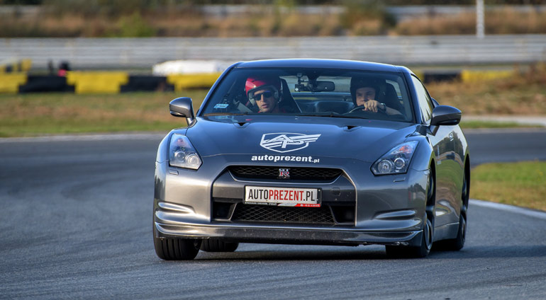 Szary Nissan GTR na Torze