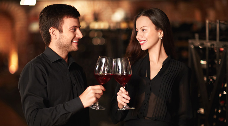 Uśmiechnięta Para podczas Degustacji Wina