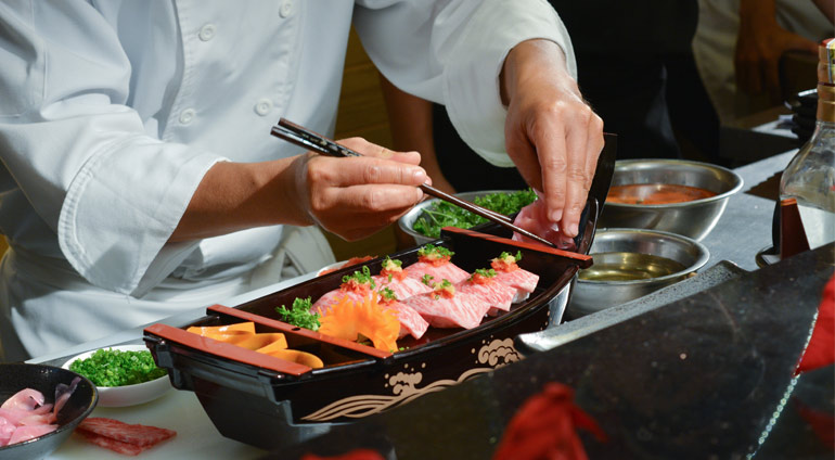 Master Przygotowuje Zestaw Sushi.