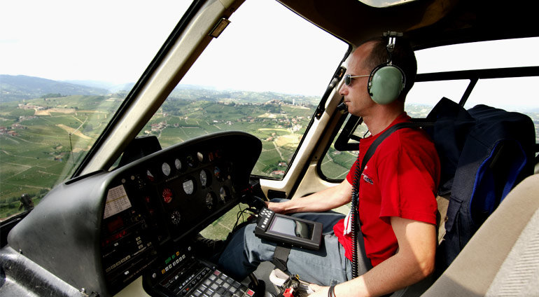 Mężczyzna pilotuje awionetkę podczas kursu pilotażu