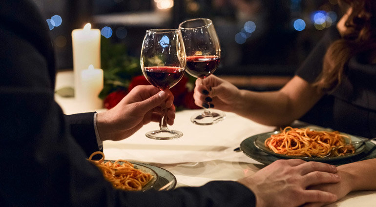 toast pary podczas kolacji z winem
