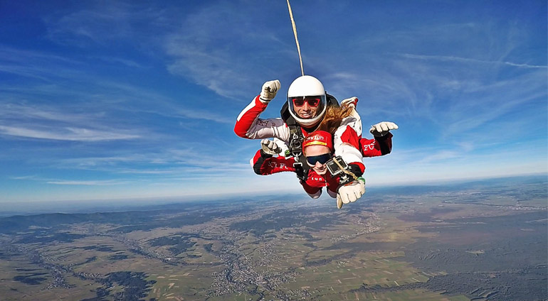 Kobieta podczas skoku spadochronowego z instuktorem