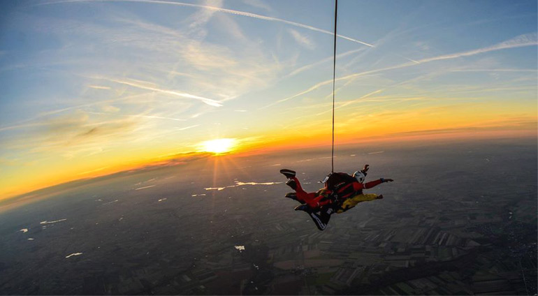 Zachód słońca podczas skoków spadochronowych w SkyDive