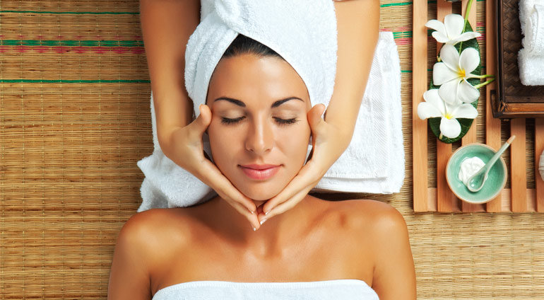 Piękna kobieta relaksuje się podczas masażu twarzy