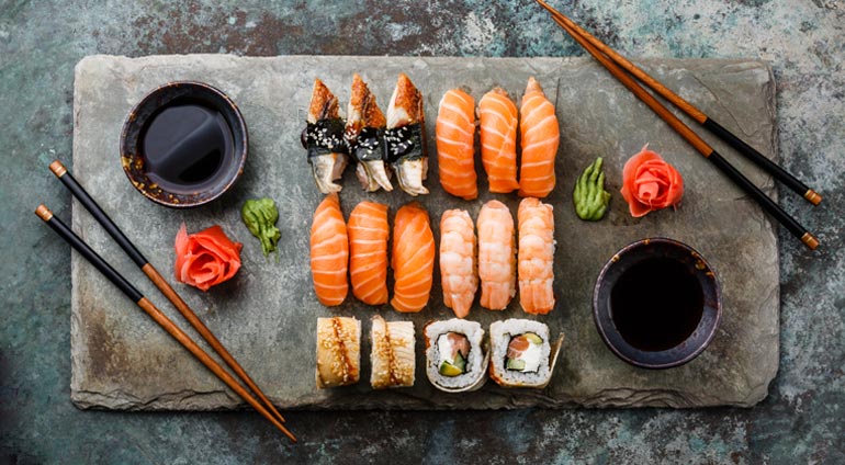 Profesjonalny zestaw sushi: futomaki, nigiri i maki