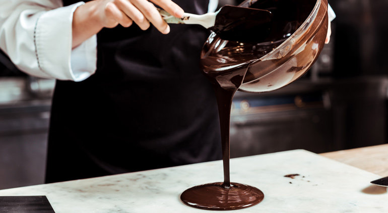 Roztapianie czekolady do tworzenia własnej tabliczki