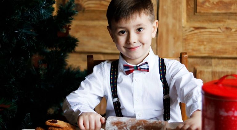 Chłopiec Robi Świąteczne Ciasteczka