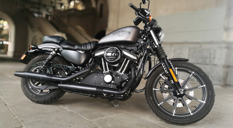 Czarny motocykl Harley Dawivdson