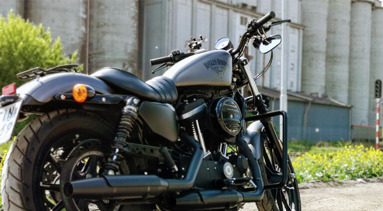 Czarny motocykl Harley Dawivdson Przejażdżka